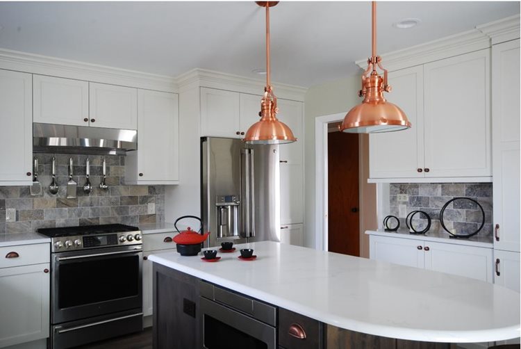 white modern farmhouse kitchen